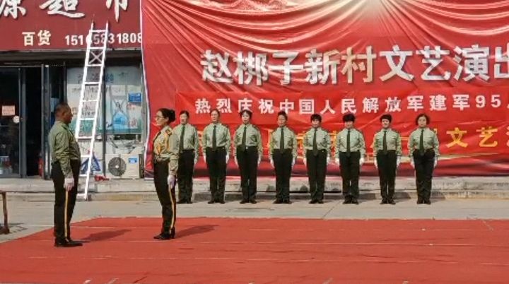 “八一”建军节与民同欢 志愿者演出彰显军人风采