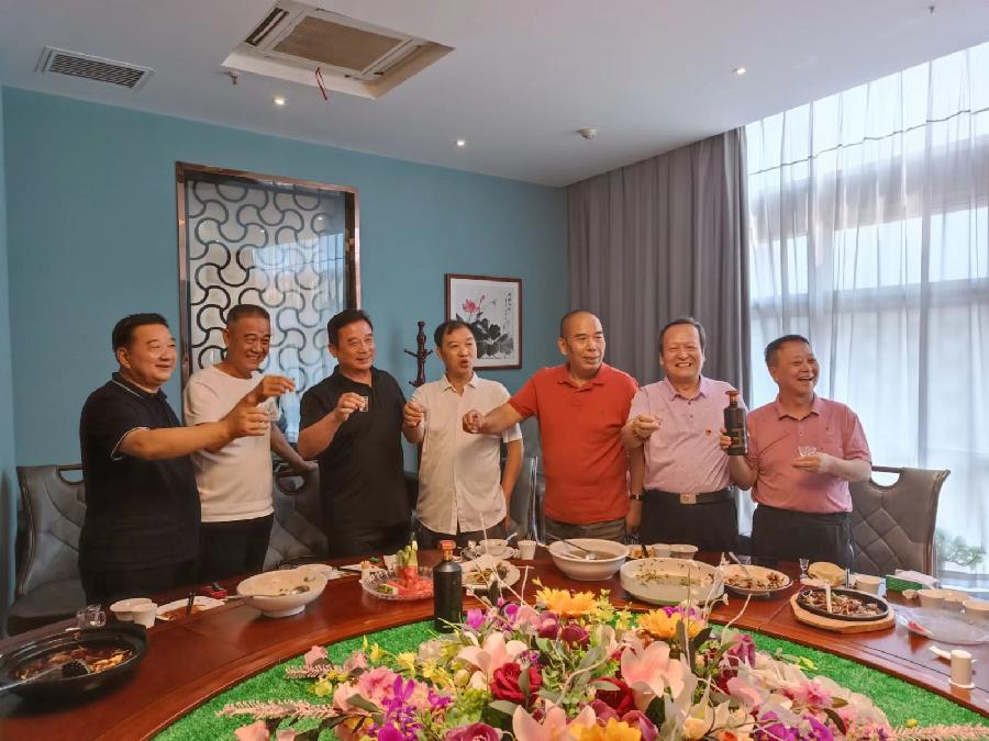 【八一专刋】张富贵:热烈祝贺原工兵十四团老七连西安战友庆八一联谊会圆满成功(诗词二首)北京头条发布!(图43)