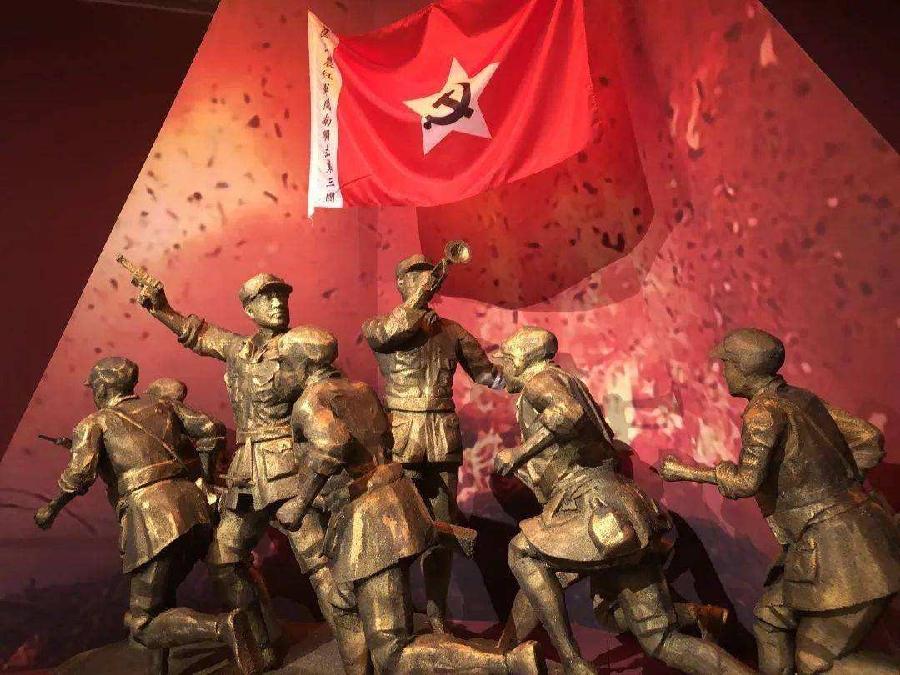 经典合诵【战旗】作者/刘伙力 合诵/富民 朱康美 梦缘梦 牛丽君 弘华 旭洋 音频合成/旭洋 富民