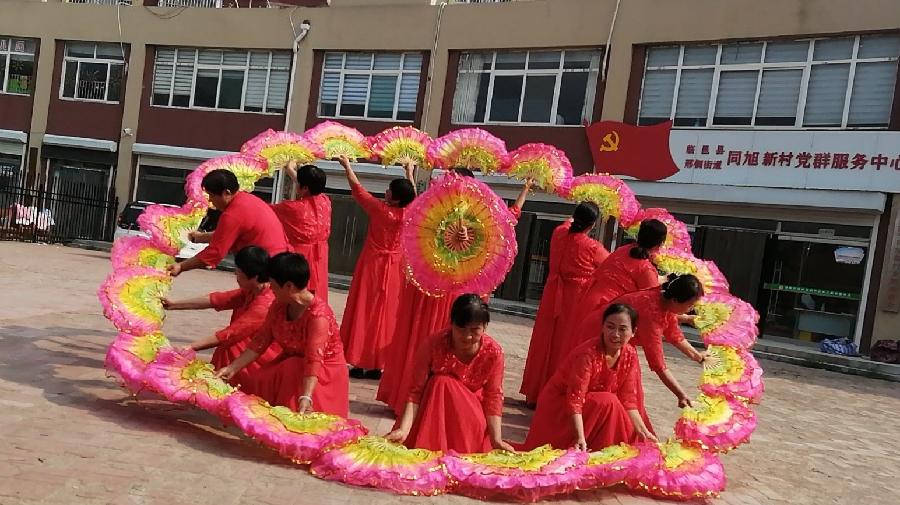 建军节举国齐欢庆 志愿者歌舞扬军威