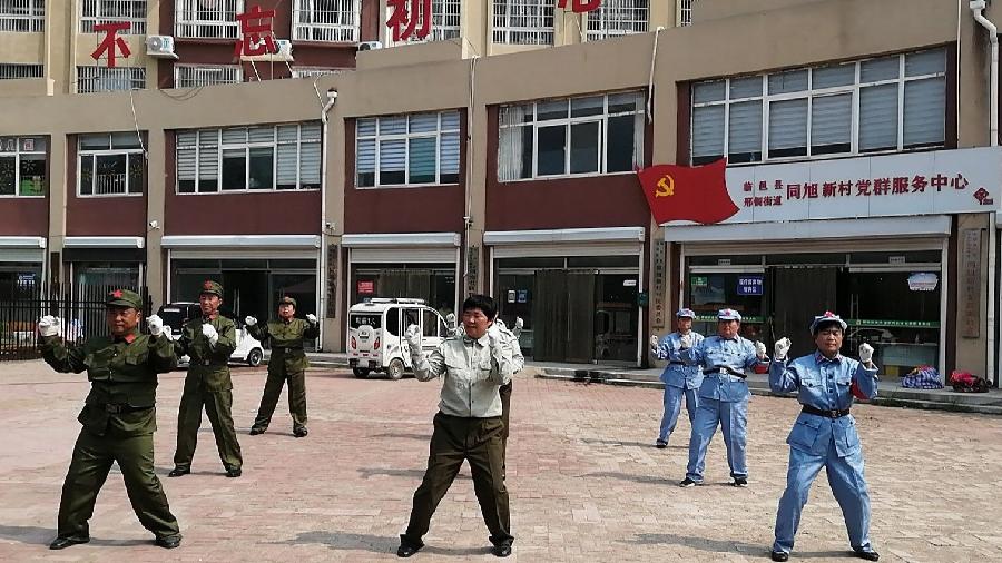 建军节举国齐欢庆 志愿者歌舞扬军威（图2）