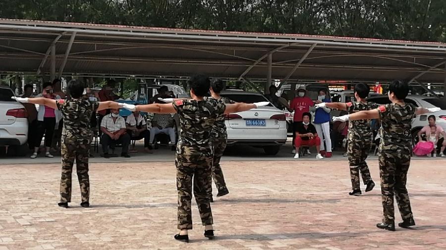 建军节举国齐欢庆 志愿者歌舞扬军威（图3）