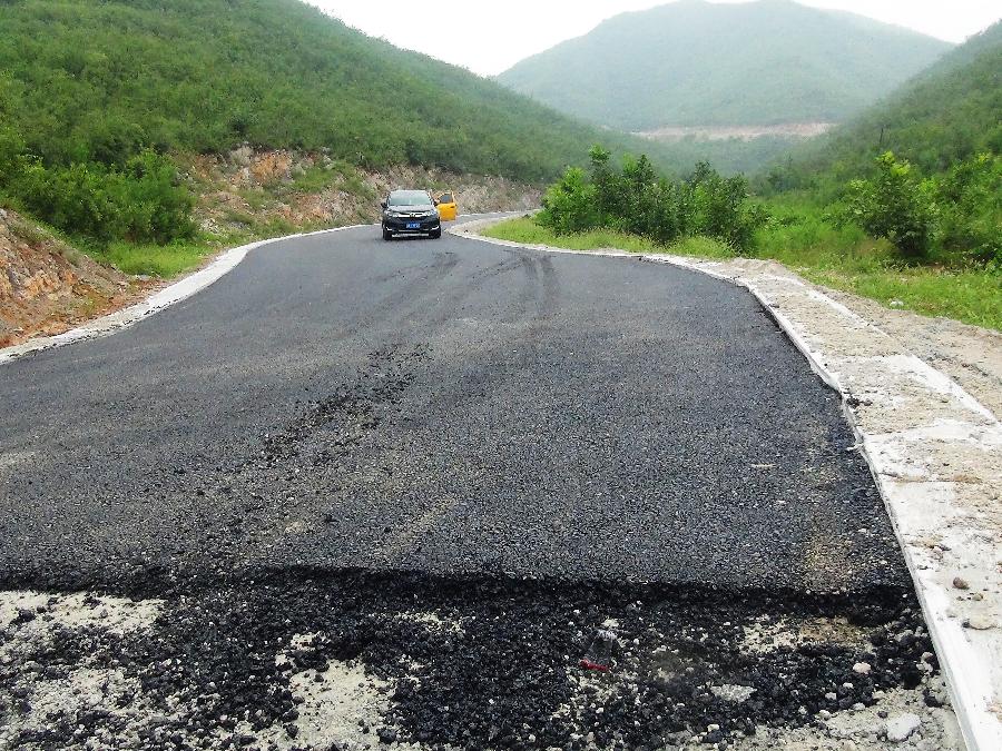 寻美井陉 | 组照《乡村公路硬化铺油》| 王千岭#寻美中国（图3）