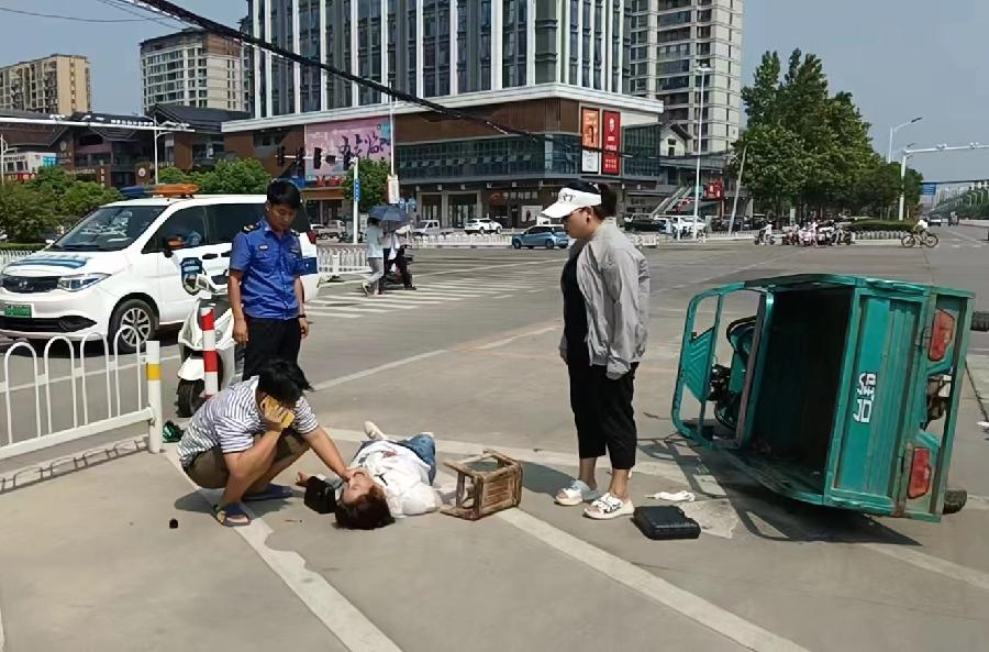河南鲁山：执法车变身救护车守护群众安危践初心