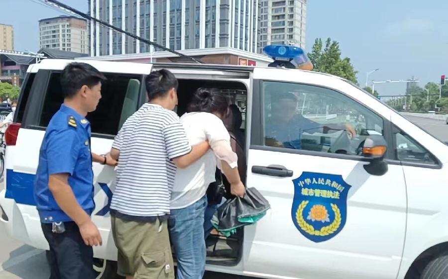 河南鲁山：执法车变身救护车守护群众安危践初心（图2）