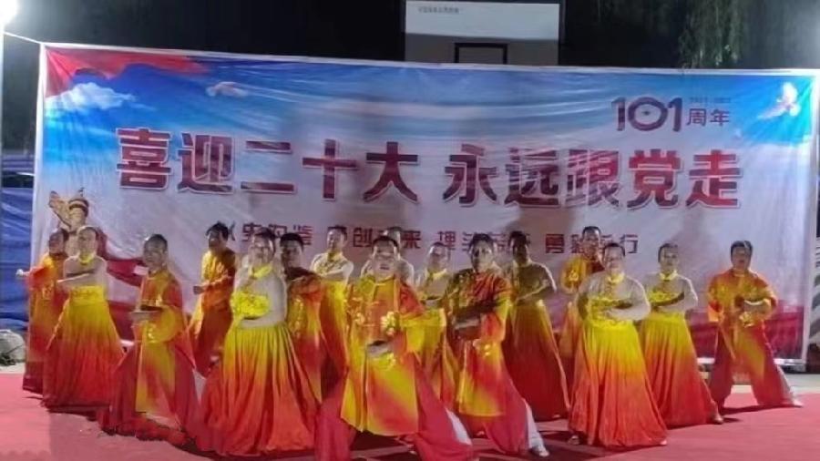红色歌舞庆“八一” 文艺进村颂党恩（图3）