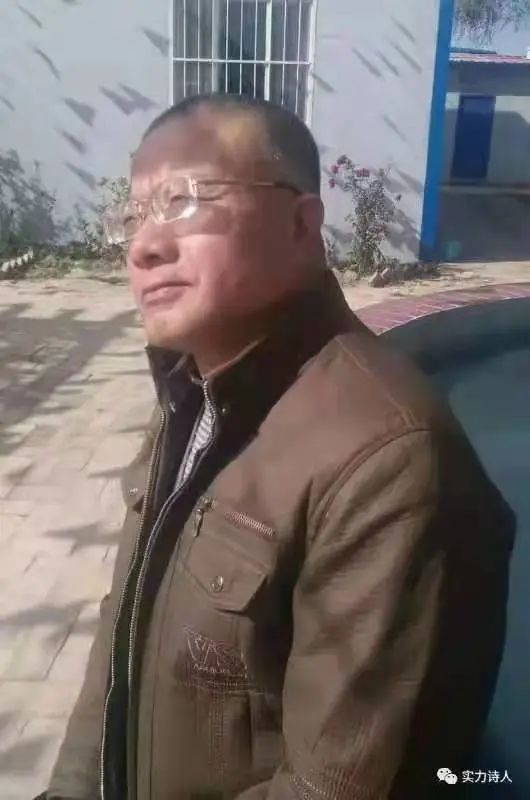 好诗欣赏：雪野诗歌  ♬  秋天了，我依然会晨赏草尖的露