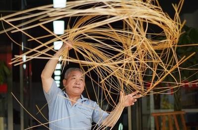 高言阳春力作《颂篾匠父亲》,主播/陈丽娟(图2)