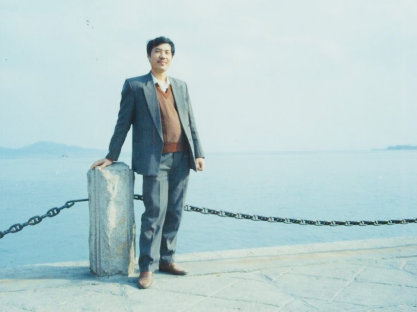 【海外诗译】精品新诗《篱笆上降落一枚春意》(外一首)作者|李世君(中国)(图2)