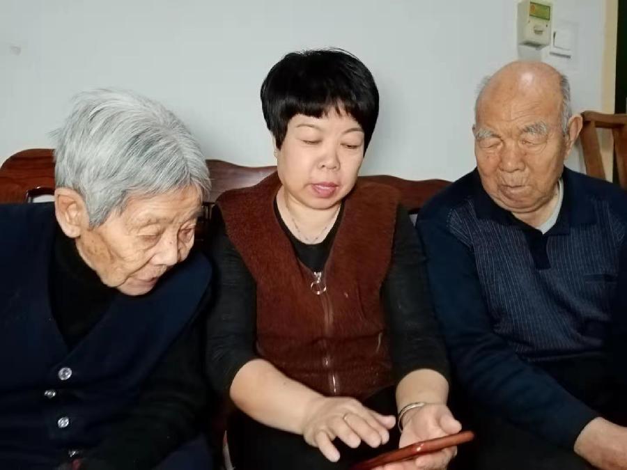 井陉郑捧花：河北省“今日织女星”