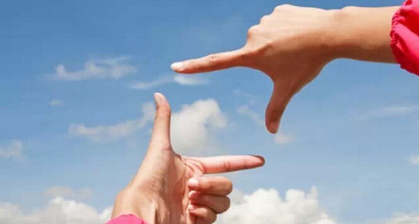 请欣赏四位主播倾情演绎朱海明老师佳作《 戏说文艺现象》编辑:宋梅【中国长江文学社】有声文学平台第4(图3)