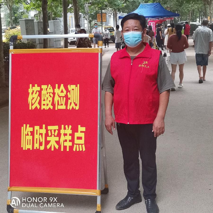 上阵“父女兵” 并肩抗疫情（图2）