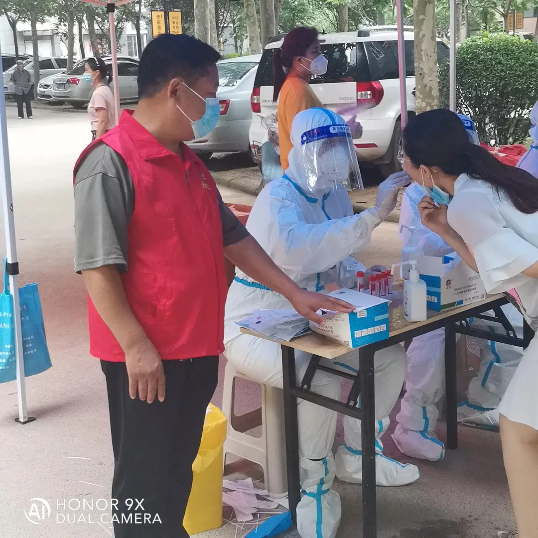 上阵“父女兵” 并肩抗疫情（图4）