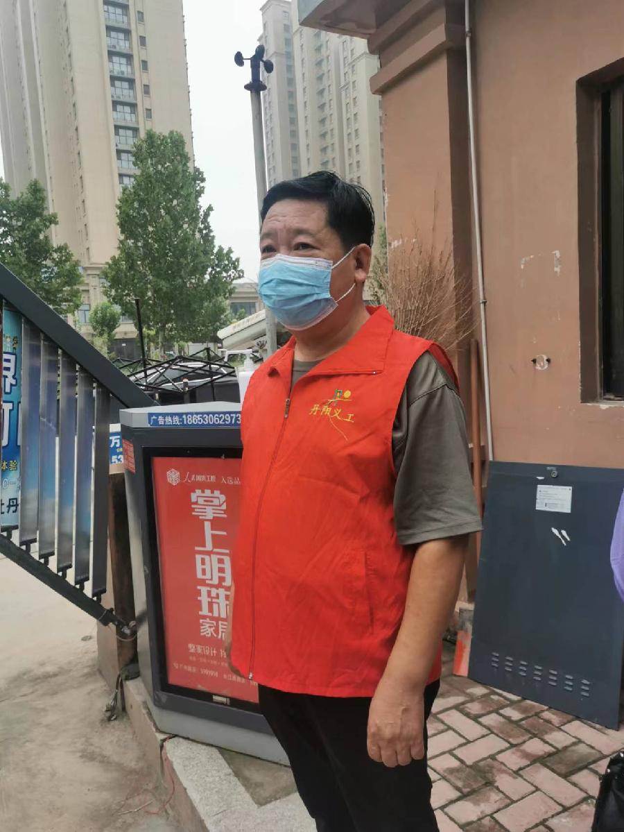 上阵“父女兵” 并肩抗疫情(图8)