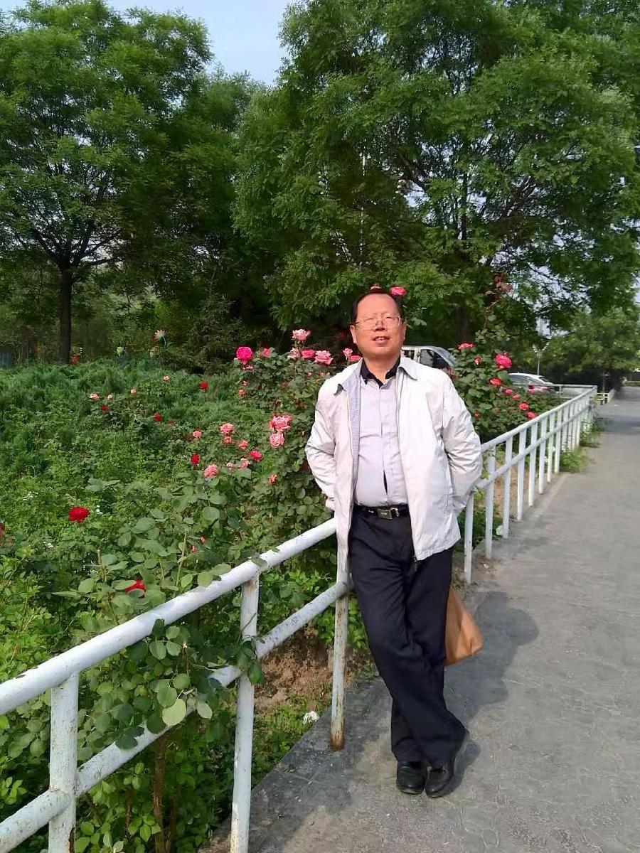 自嘲自慰  何其山（山西太原）