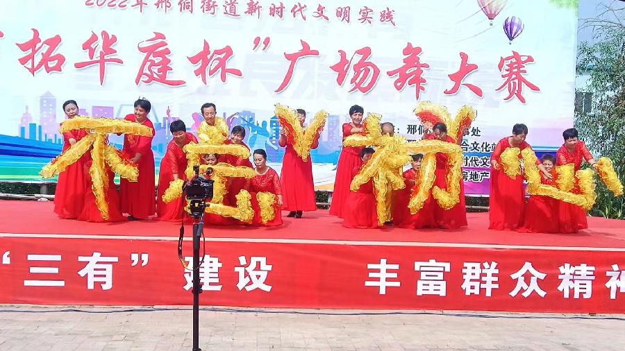 志愿者用爱心服务 赛场获殊荣展风采(图3)