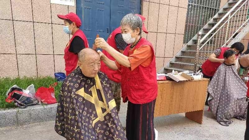 奉献爱心志昂扬 便民服务百姓盼（图5）