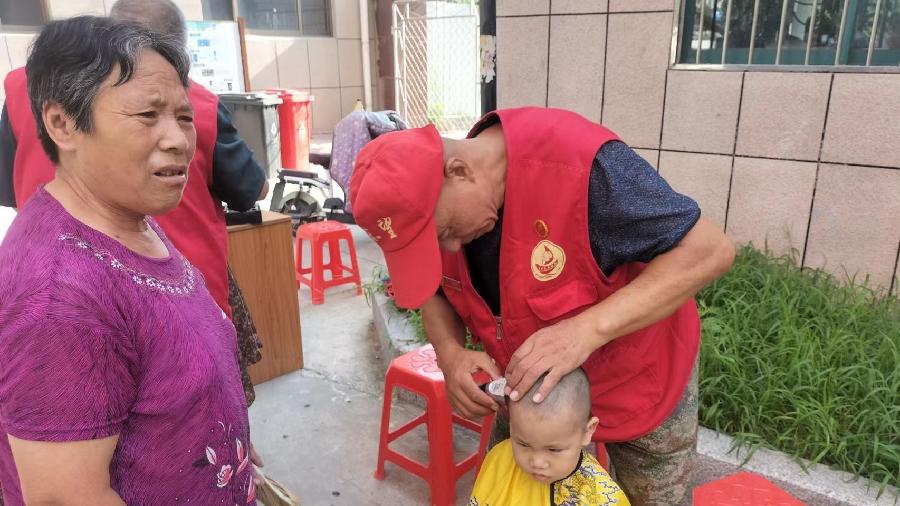 奉献爱心志昂扬 便民服务百姓盼（图9）