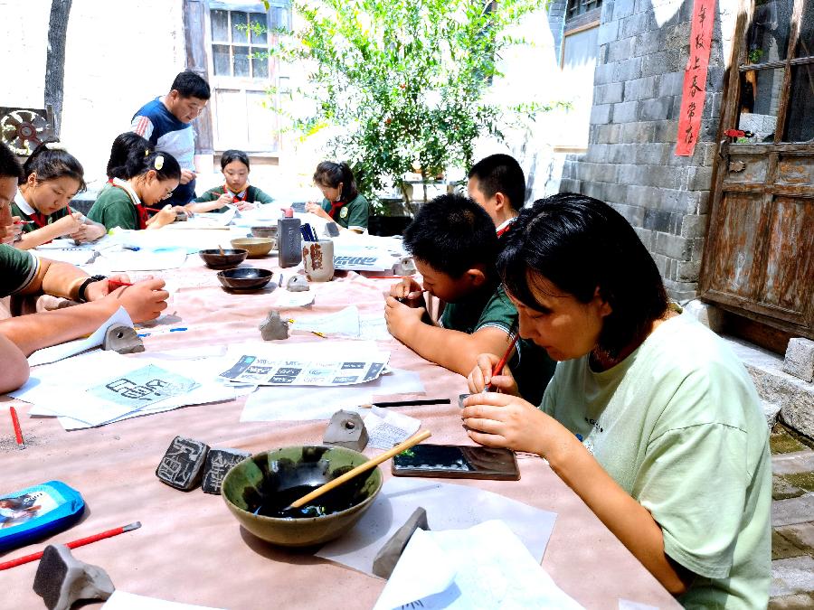 寻美井陉同心筑梦|感受陶瓷篆刻之美—盛世长安小学走进千年井陉窑研学实践活动 | 王新会 计春丽(图2)