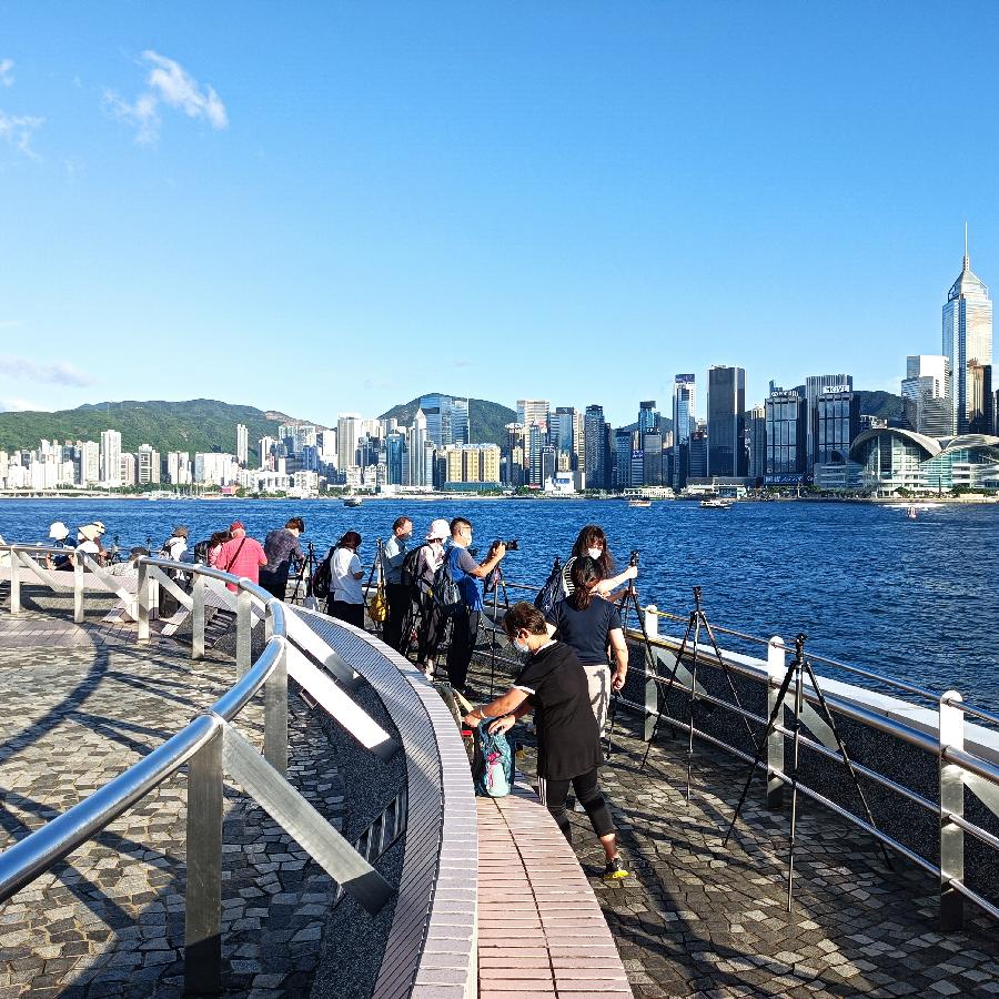 尖沙咀码头观海(图47)