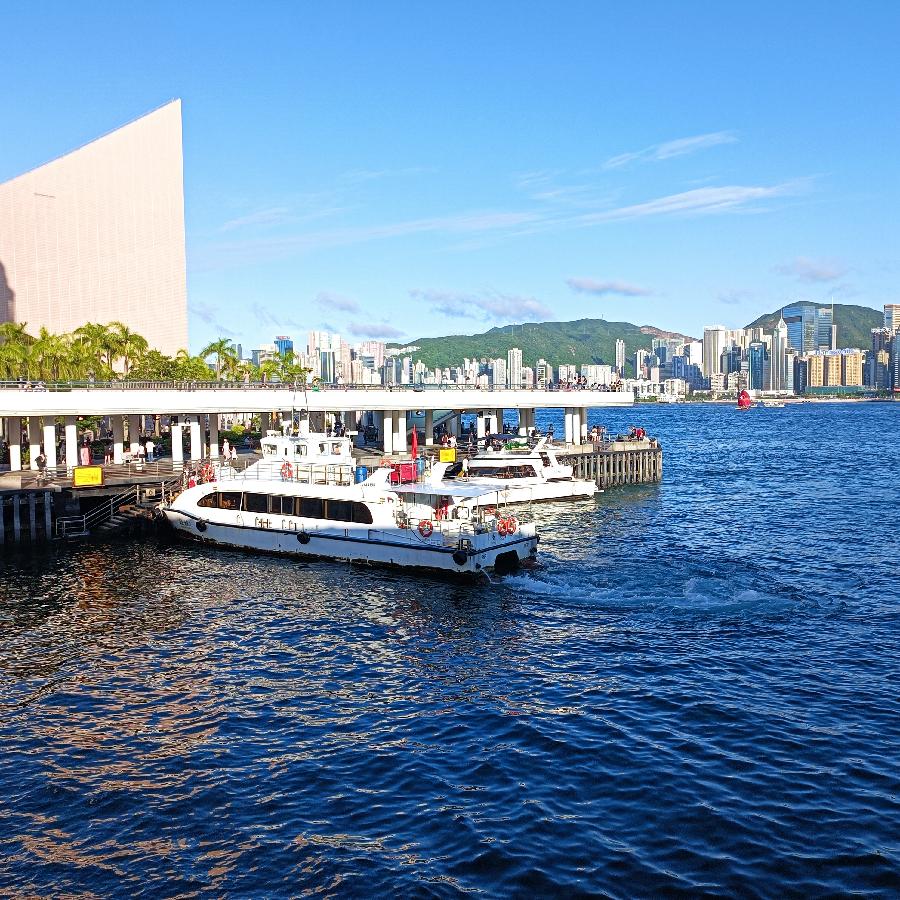 尖沙咀码头观海(图68)