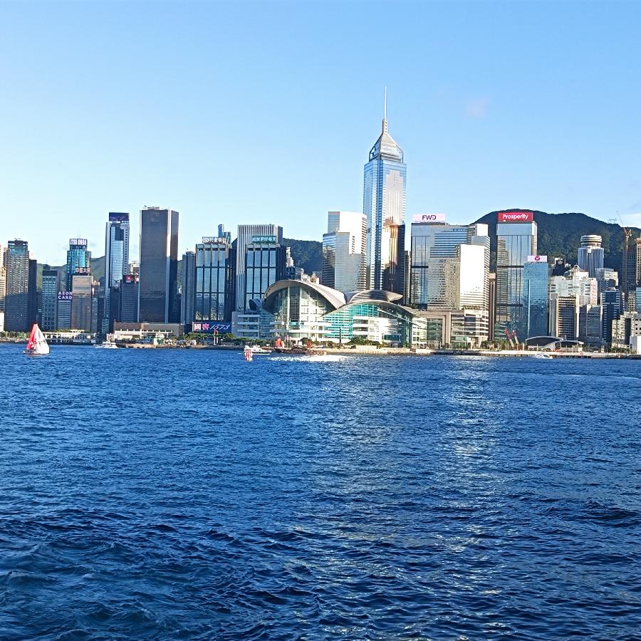 尖沙咀码头观海(图69)