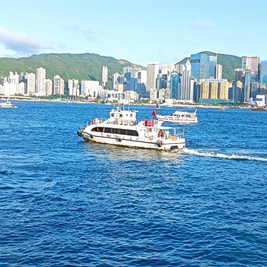 尖沙咀码头观海(图70)