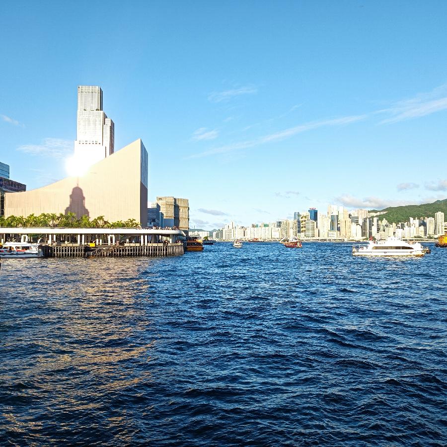 尖沙咀码头观海(图73)