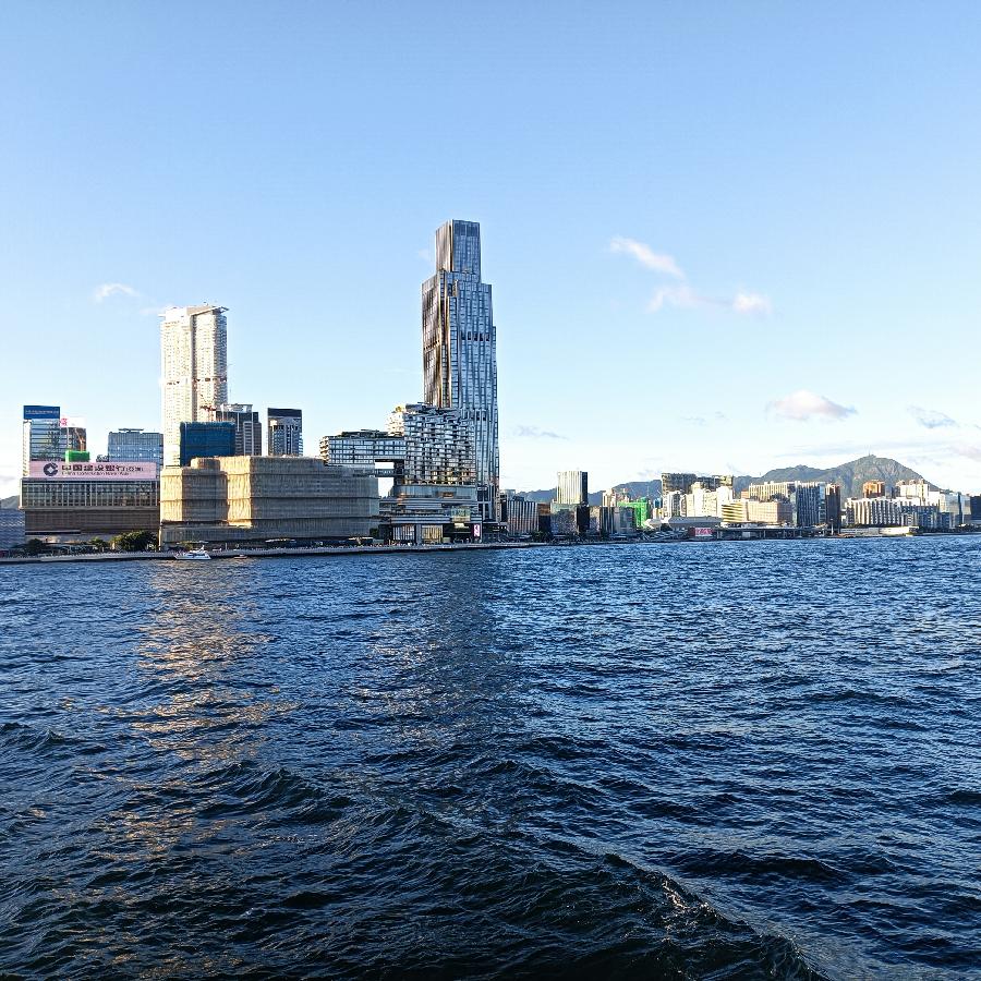 尖沙咀码头观海(图74)