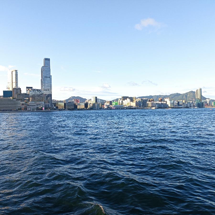 尖沙咀码头观海(图78)