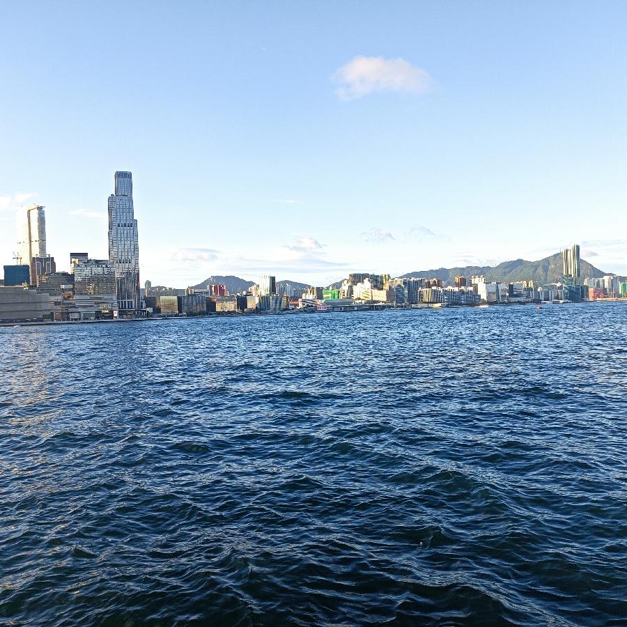 尖沙咀码头观海(图82)