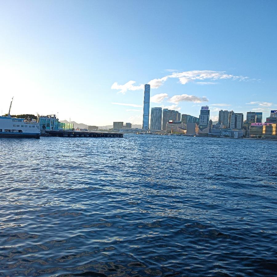 尖沙咀码头观海(图85)
