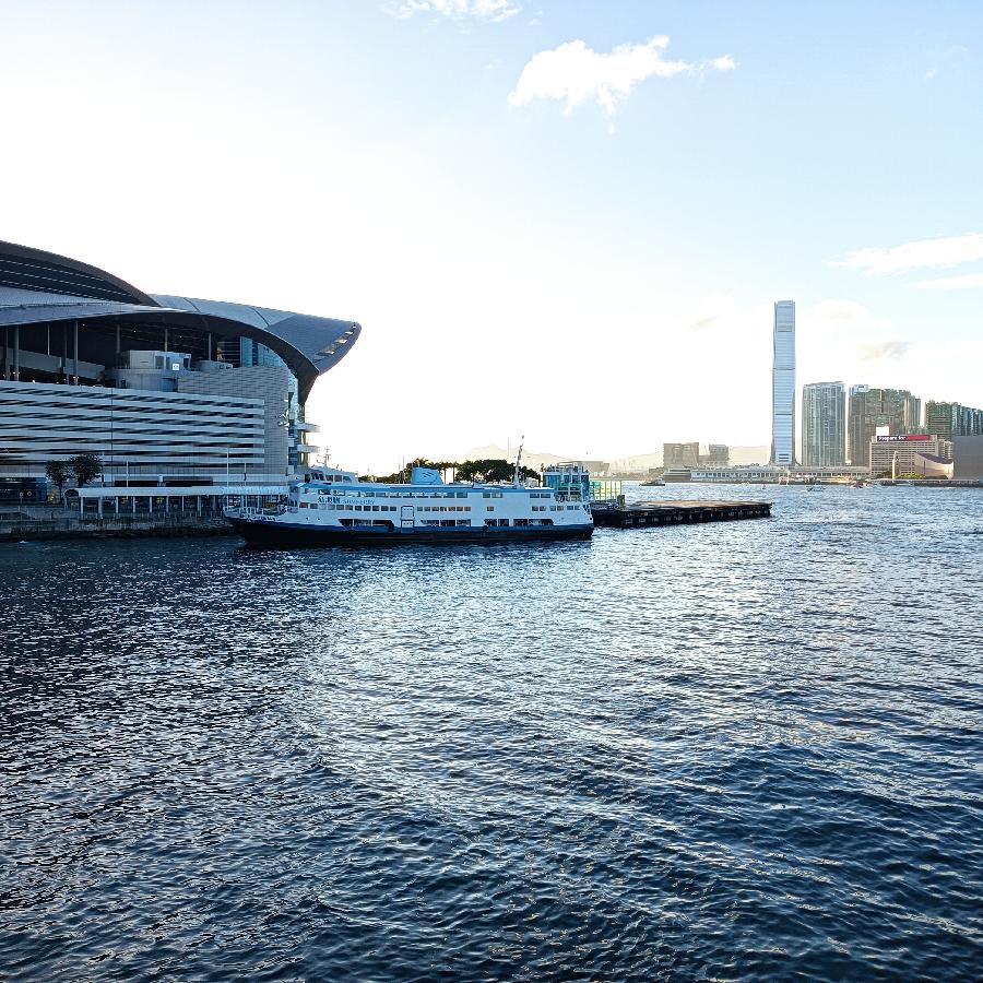 尖沙咀码头观海(图86)
