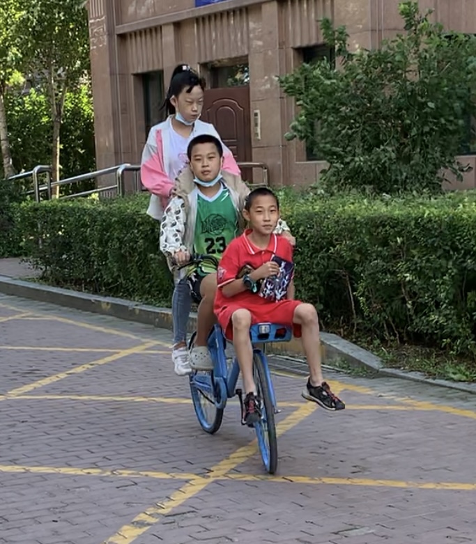 自行车上三人立，作者，冬天不冷