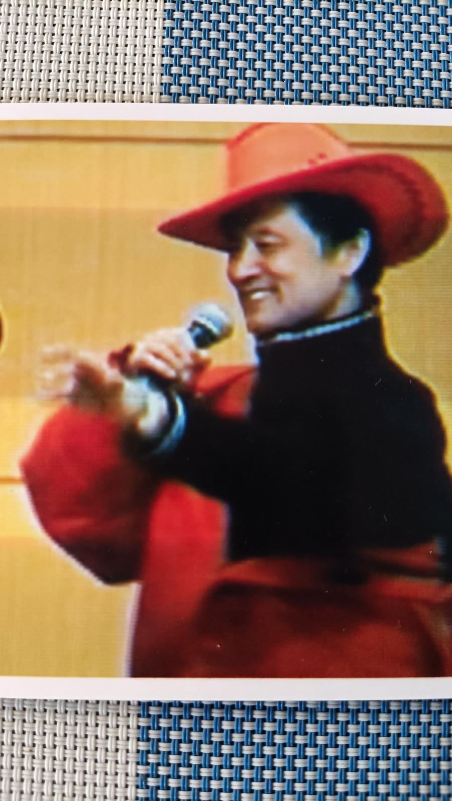 火火是年近50岁才开始学习唱歌的。当时的梦想是一定要开一场独唱音乐会！现已年过古稀，看来是不能实现了