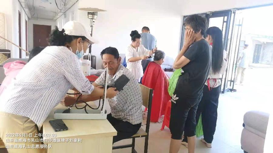服务送到家门口 爱心送进心里头（图2）