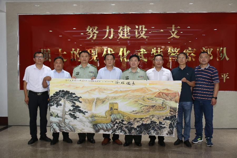 聊城市书画研究会向武警聊城支队捐赠大型绘画作品《长城雄姿》仪式举行