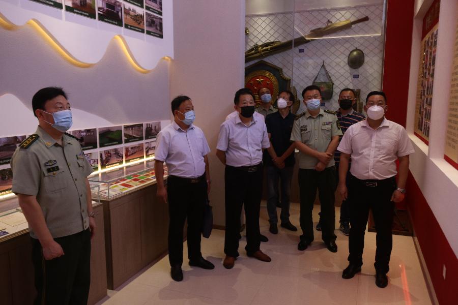 聊城市书画研究会向武警聊城支队捐赠大型绘画作品《长城雄姿》仪式举行(图4)