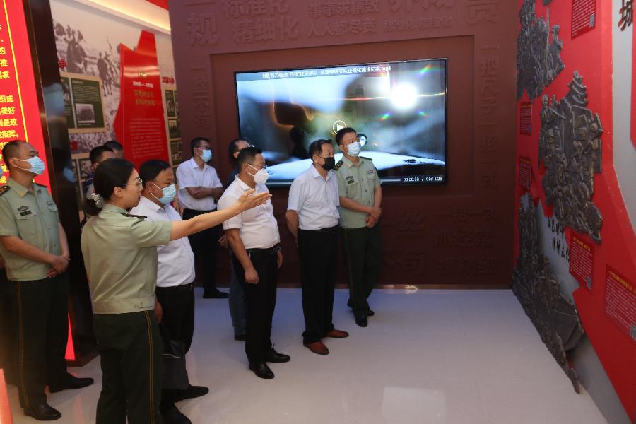 聊城市书画研究会向武警聊城支队捐赠大型绘画作品《长城雄姿》仪式举行(图5)