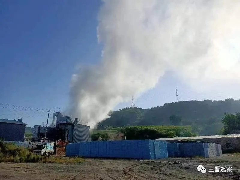 吕梁市方山县峪囗镇拌合站的煤焦油罐冒出刺鼻白烟！（图2）