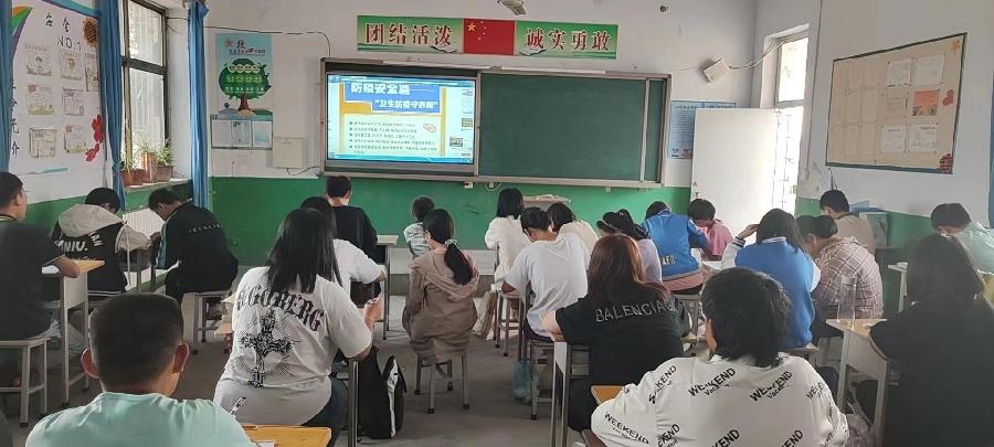 南和区贾宋镇第一中学：收看“开学安全第一课” ||文/白素平