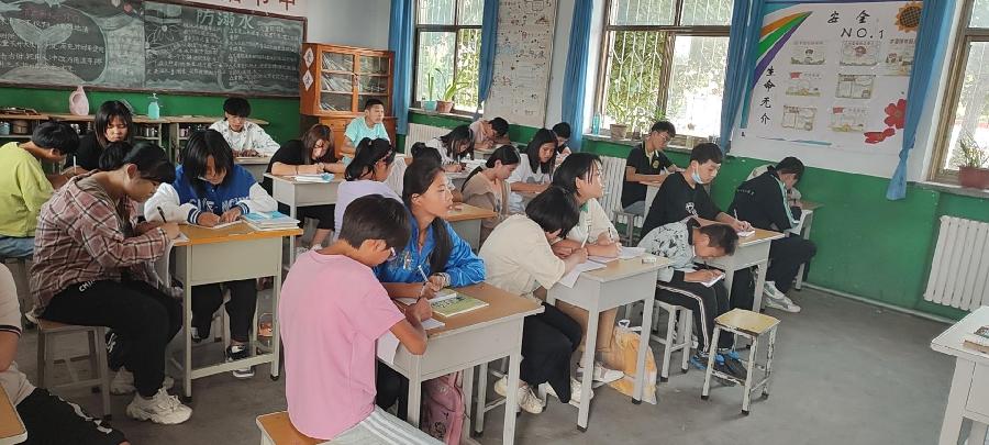 南和区贾宋镇第一中学：收看“开学安全第一课” ||文/白素平（图3）