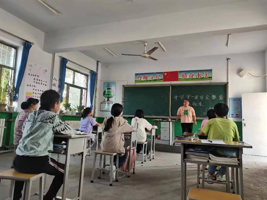 南和区贾宋镇第一中学：收看“开学安全第一课” ||文/白素平（图2）