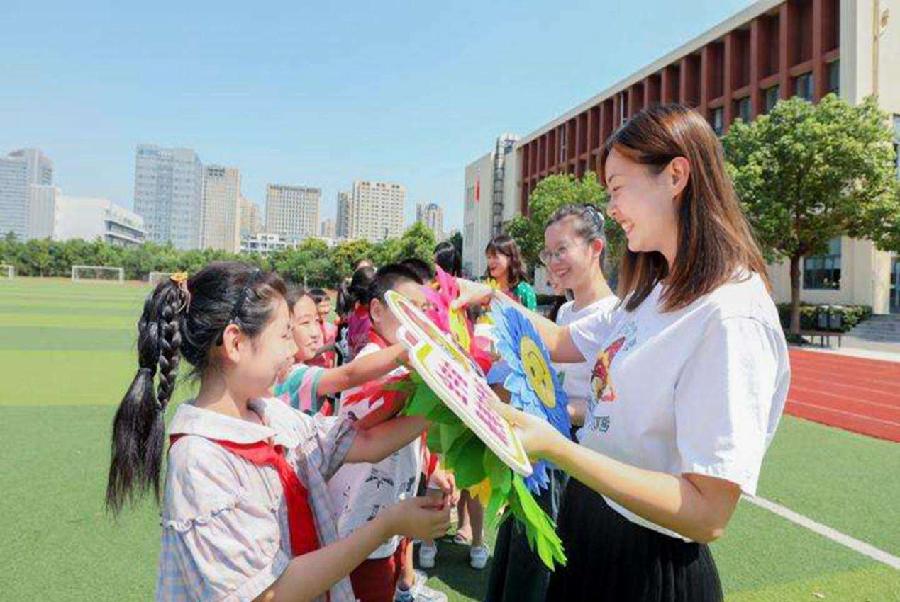 苏开省诗歌《校园咏物二首》主播：老革命；编辑：香乡【北疆头条】（第281期）（图3）
