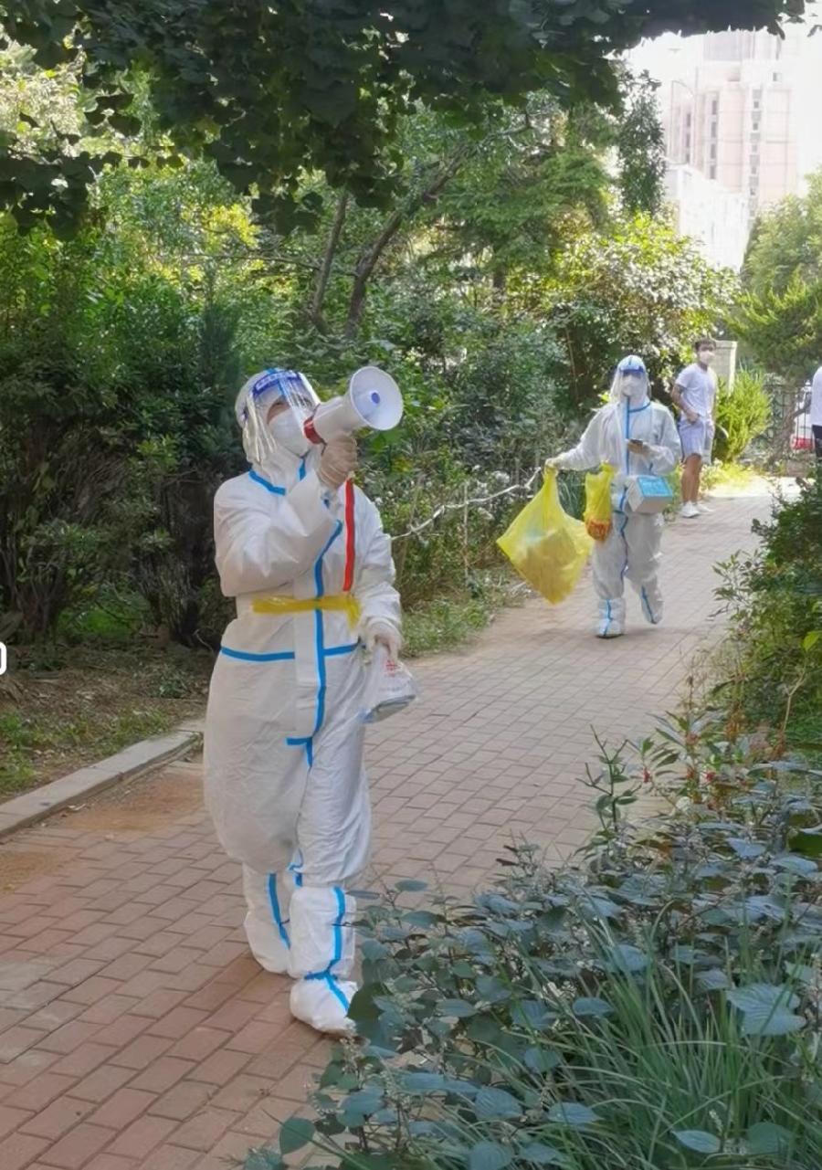 赞抗疫志愿者姜明霞