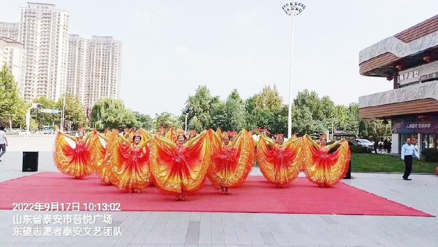 志愿载歌载舞庆丰收 满怀豪情喜迎二十大（图3）
