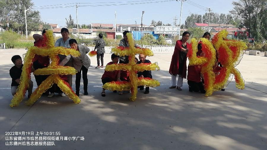 庆丰收喜迎“二十大” 志愿者排练红歌舞（图2）