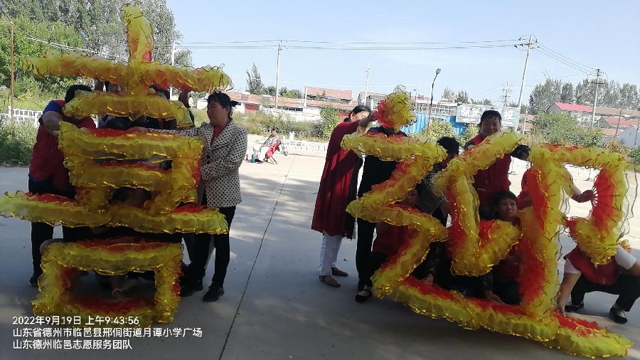 庆丰收喜迎“二十大” 志愿者排练红歌舞(图3)