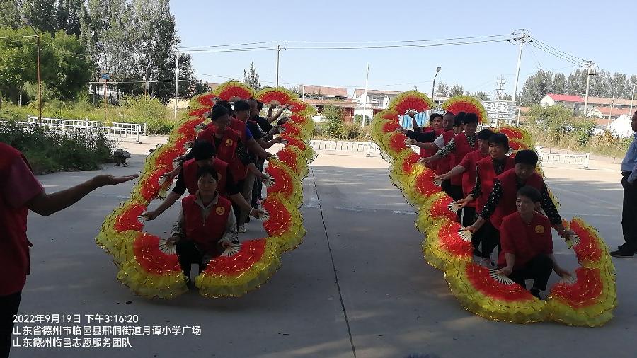 庆丰收喜迎“二十大” 志愿者排练红歌舞（图5）