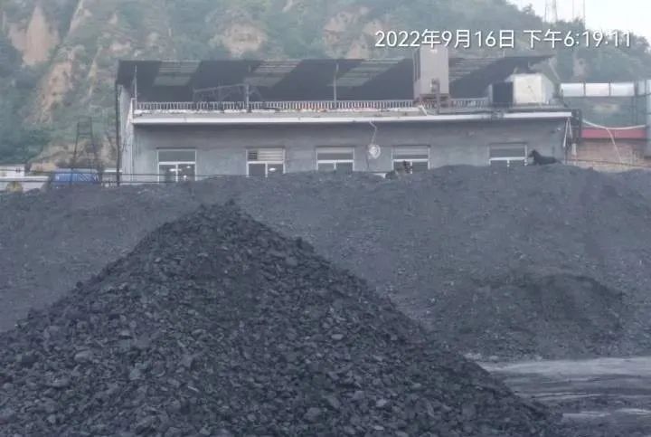 吕梁方山县大武镇的露天煤厂 污染厉害 谁在撑伞?(图5)